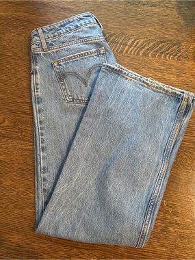Levi's Low Loose Light Wash Straight Leg Jeans with Pocket Stitching